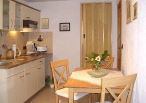Apartment (Pirna) | Private kitchen | Fridge, oven, stovetop, electric kettle