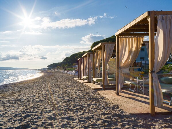 Plage privée, chaises longues, parasols, serviettes de plage