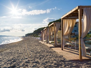 Plage privée, chaises longues, parasols, serviettes de plage