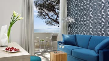 Suite, 1 camera da letto, vista mare | 1 camera, minibar, una cassaforte in camera, con arredamento individuale