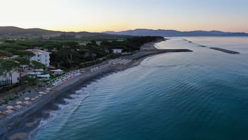 Privatstrand, Liegestühle, Sonnenschirme, Strandtücher