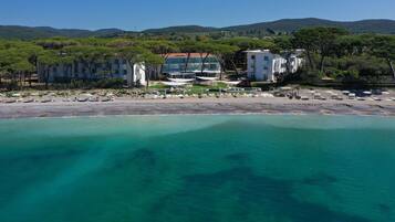 Plage privée, chaises longues, parasols, serviettes de plage