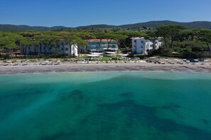 Private beach, sun loungers, beach umbrellas, beach towels - The Sense Experience Resort - Preferred Hotels & Resorts (Follonica)