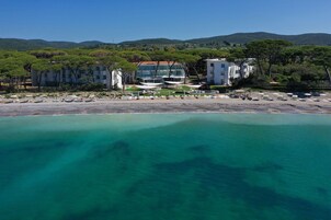 Praia particular, espreguiçadeiras, guarda-sóis, toalhas de praia 