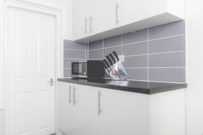 Townhome, 3 Bedrooms | Private kitchenette | Fridge, microwave, oven, stovetop