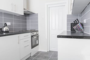 Townhome, 3 Bedrooms | Private kitchen | Fridge, microwave, oven, stovetop