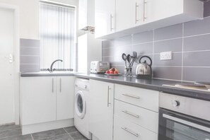 Townhome, 3 Bedrooms | Private kitchen | Fridge, microwave, oven, stovetop