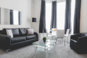 Townhome, 3 Bedrooms | Living room | Flat-screen TV