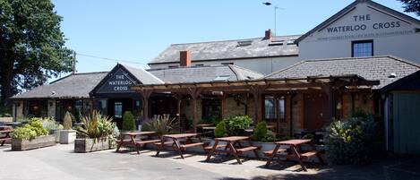 Un bâtiment doté d’une terrasse et d’une enseigne indiquant « The Waterloo Cross ».