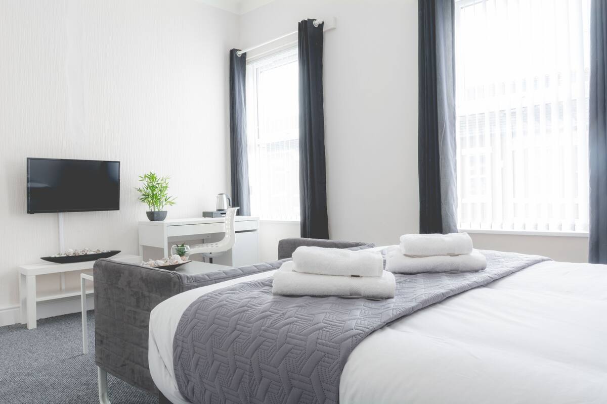 Superior Double Room, Shared Bathroom (Room 4) | Desk, iron/ironing board, free WiFi, bed sheets