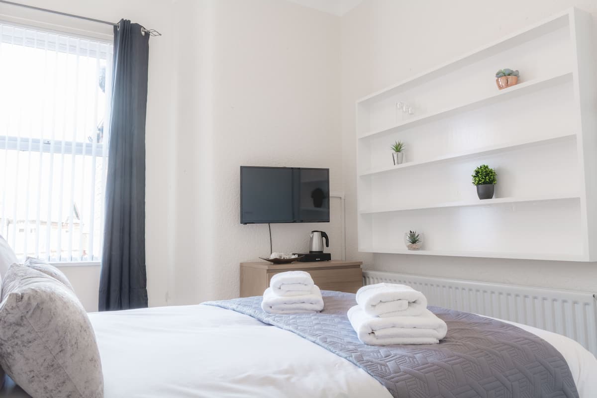 Quarto casal luxo, banheiro compartilhado (Room 3) | Escrivaninha, ferros/tábuas de passar roupa, Wi-Fi de cortesia
