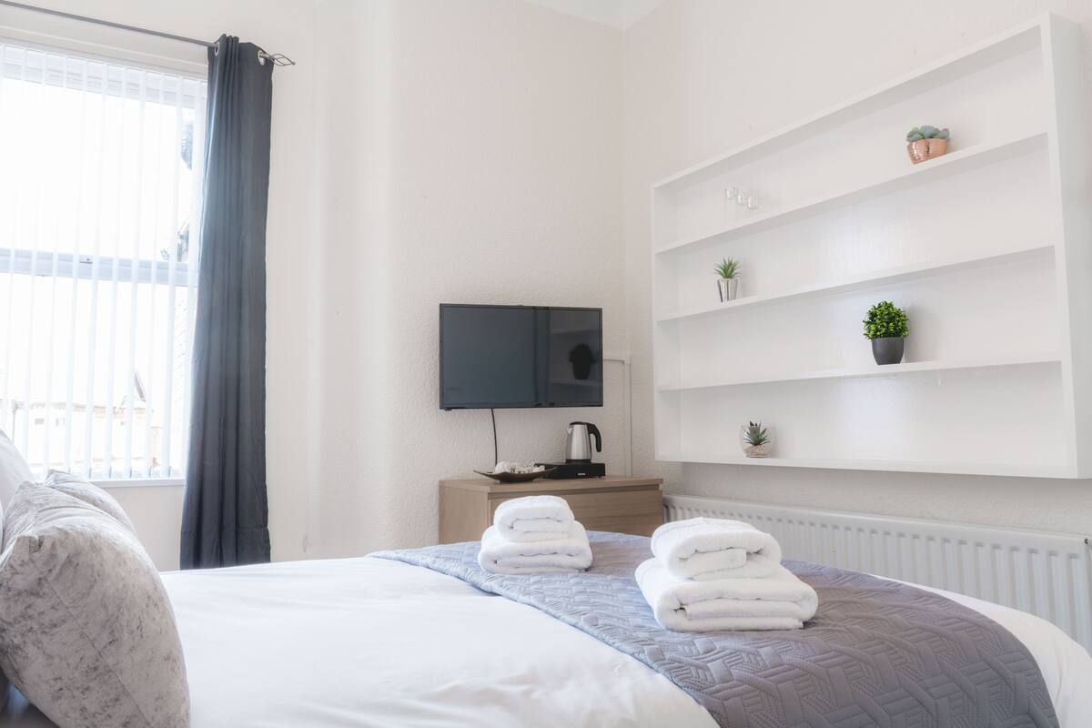 Deluxe Double Room, Shared Bathroom (Room 3) | Desk, iron/ironing board, free WiFi, bed sheets