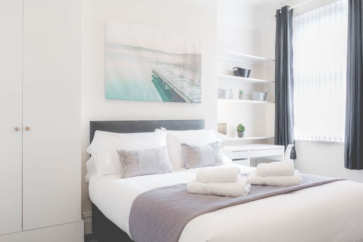 Quarto casal luxo, banheiro compartilhado (Room 1) | Escrivaninha, ferros/tábuas de passar roupa, Wi-Fi de cortesia
