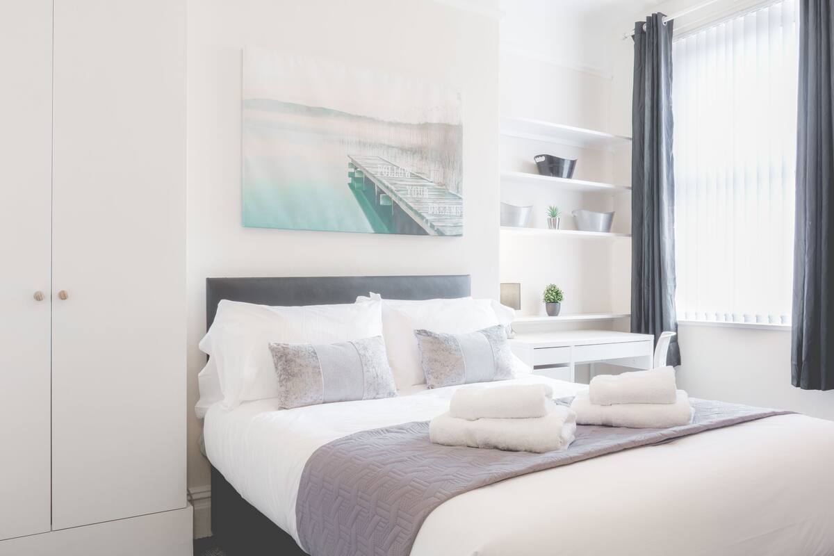 Deluxe Double Room, Shared Bathroom (Room 1) | Desk, iron/ironing board, free WiFi, bed sheets