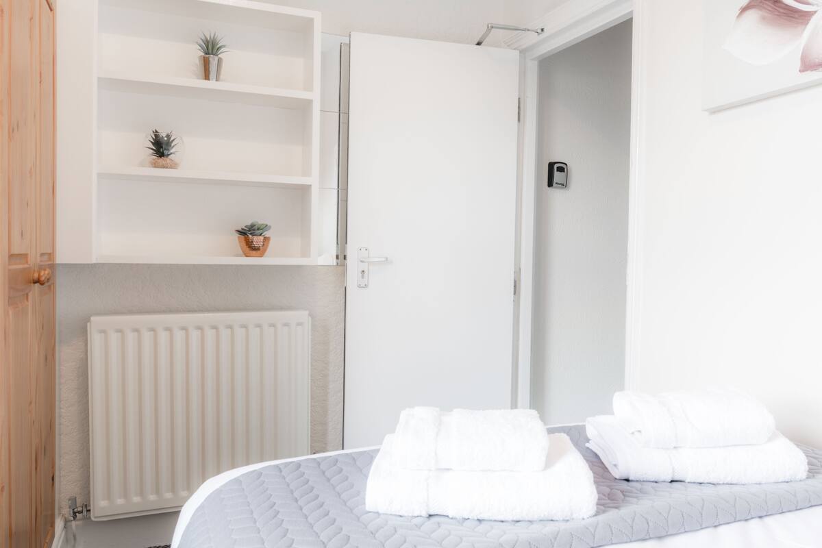 Standard Double Room, Shared Bathroom | Desk, iron/ironing board, free WiFi, bed sheets