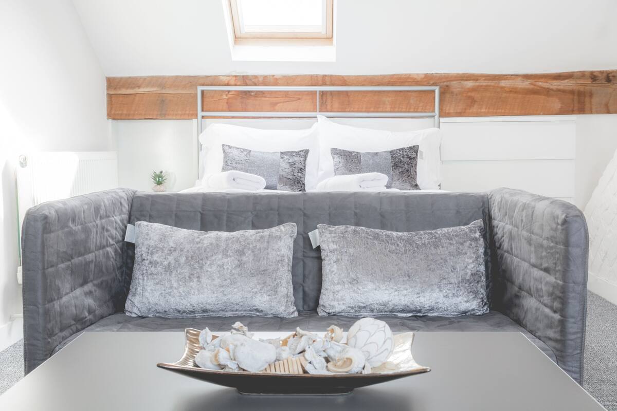 Superior Double Room, Ensuite | Desk, iron/ironing board, free WiFi, bed sheets