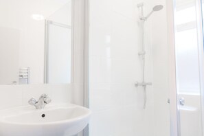 Combined shower/tub, hair dryer, towels
