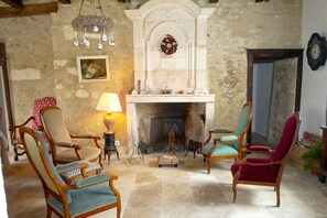 Fireplace - La Ferme Pateli (Courouvre)