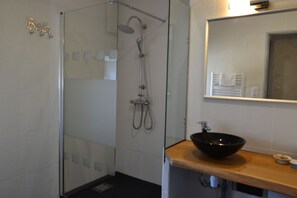 Family Suite (La Flambière) | Bathroom | Free toiletries, hair dryer, towels - La Ferme Pateli (Courouvre)