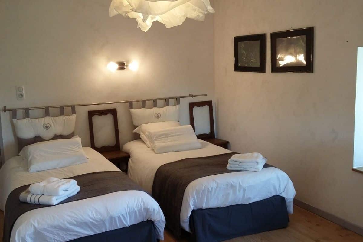Ropa de cama de alta calidad, escritorio y cortinas blackout 