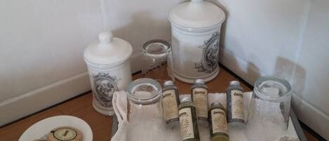 Un meuble-lavabo de salle de bain avec un lavabo blanc, un miroir et un porte-serviettes blanc.