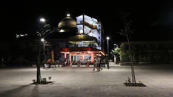 Fachada de la propiedad por la tarde o noche
