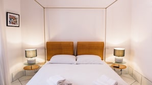 A hotel room with a large bed, two bedside tables, and a headboard. - B&B L'Ambasciata (Gaeta)