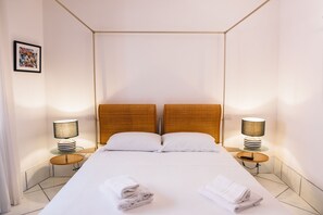 Double Room | Minibar, desk, bed sheets - B&B L'Ambasciata (Gaeta)
