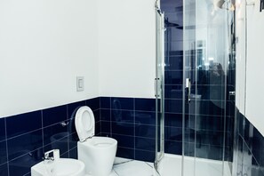 Camera doppia | Bagno | Doccia, asciugacapelli, bidet, asciugamani