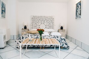 Double Room | Minibar, desk, bed sheets - B&B L'Ambasciata (Gaeta)