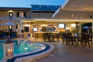 Poolside bar - Solaris Apartment Kassiopi (Kassiopi)