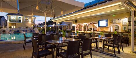 تناول الطعام بالخارج