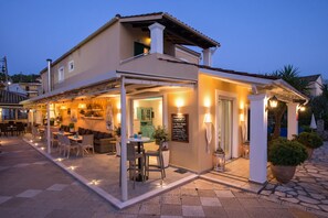 Boendets fasad - kväll/natt