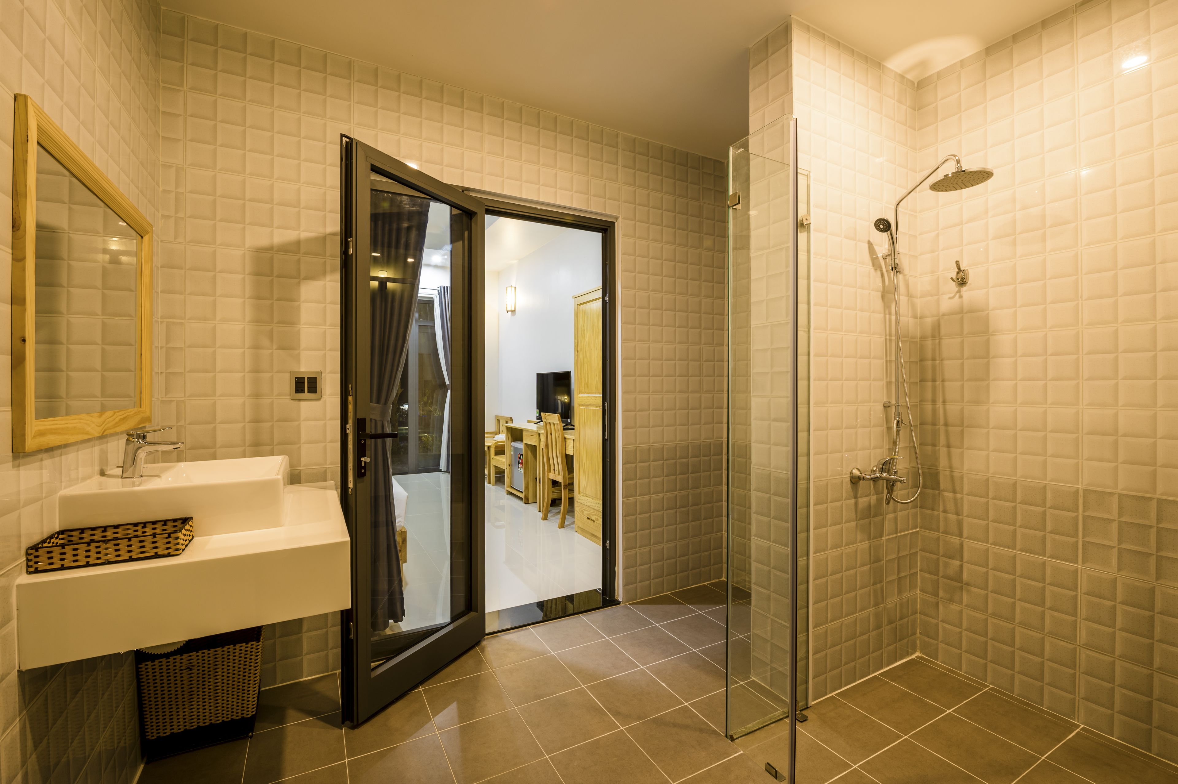 shower, rainfall showerhead, free toiletries, hair dryer