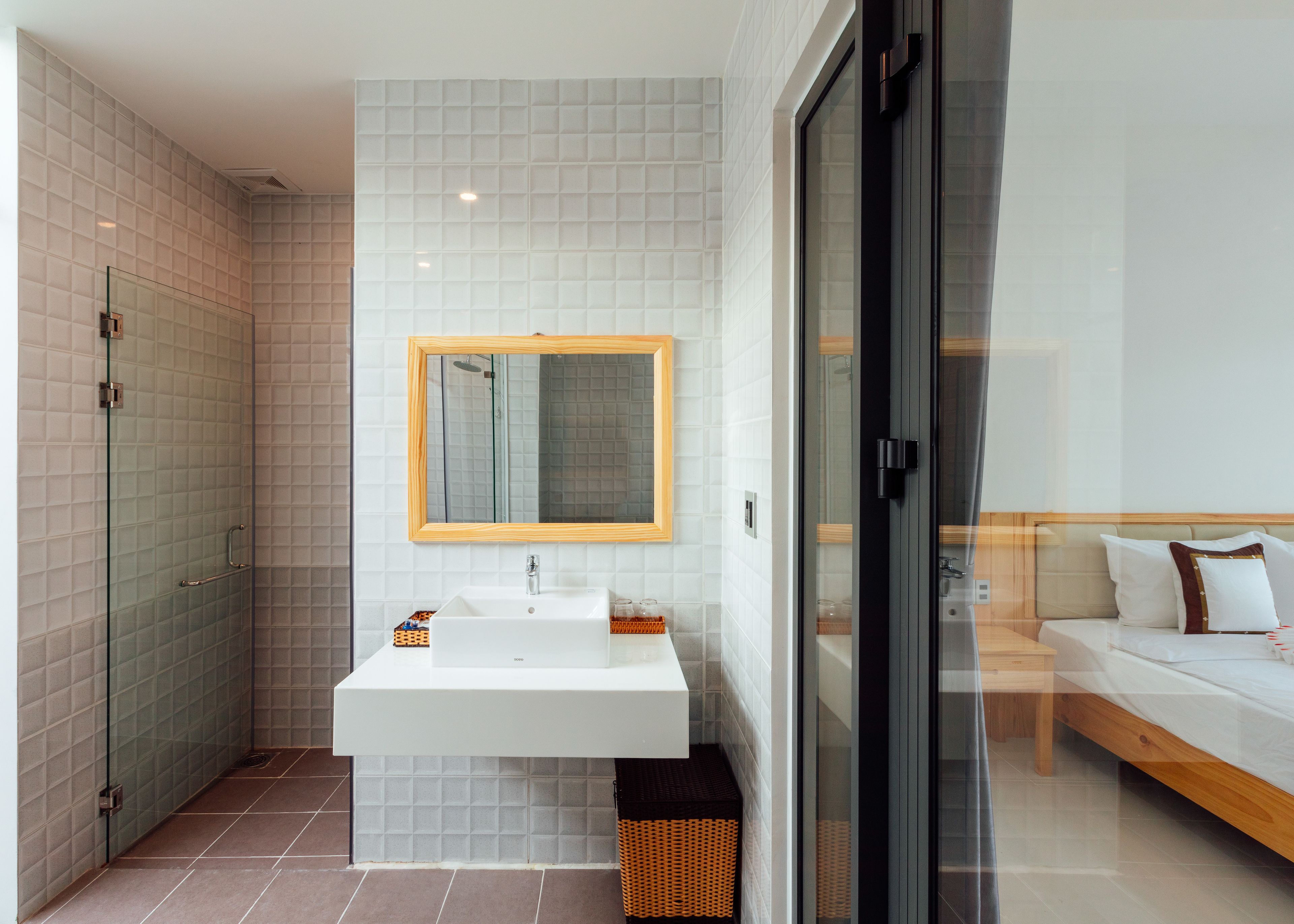 shower, rainfall showerhead, free toiletries, hair dryer