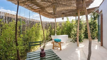 Suite Elite, 1 cama de matrimonio grande, baño privado, vistas al valle (LimaLimón) | Terraza o patio