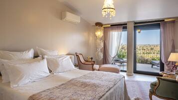 Honeymoon suite, 1 queensize bed, privébadkamer, uitzicht op vallei (Natura) | Luxe beddengoed, pillowtop-bedden, een bureau, verduisterende gordijnen