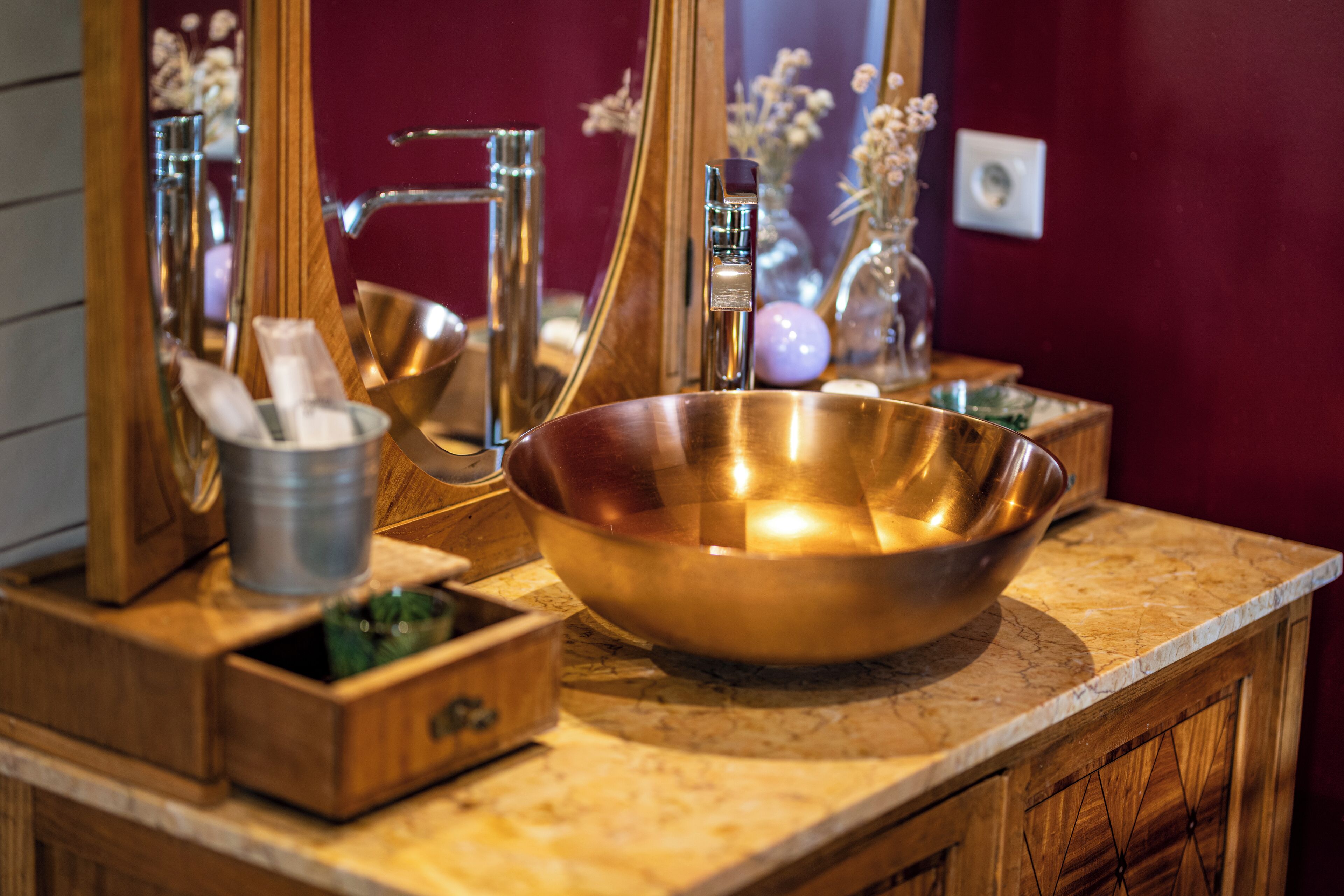 design suite, 1 queen bed, private bathroom (afrika) | bathroom | shower, rainfall showerhead, free toiletries, towels