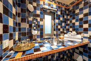 A bathroom with a checkered tile backsplash, a sink, a mirror, and a towel rack. - Finca Aal Cachucho Hotel Rural (San Agustin del Guadalix)