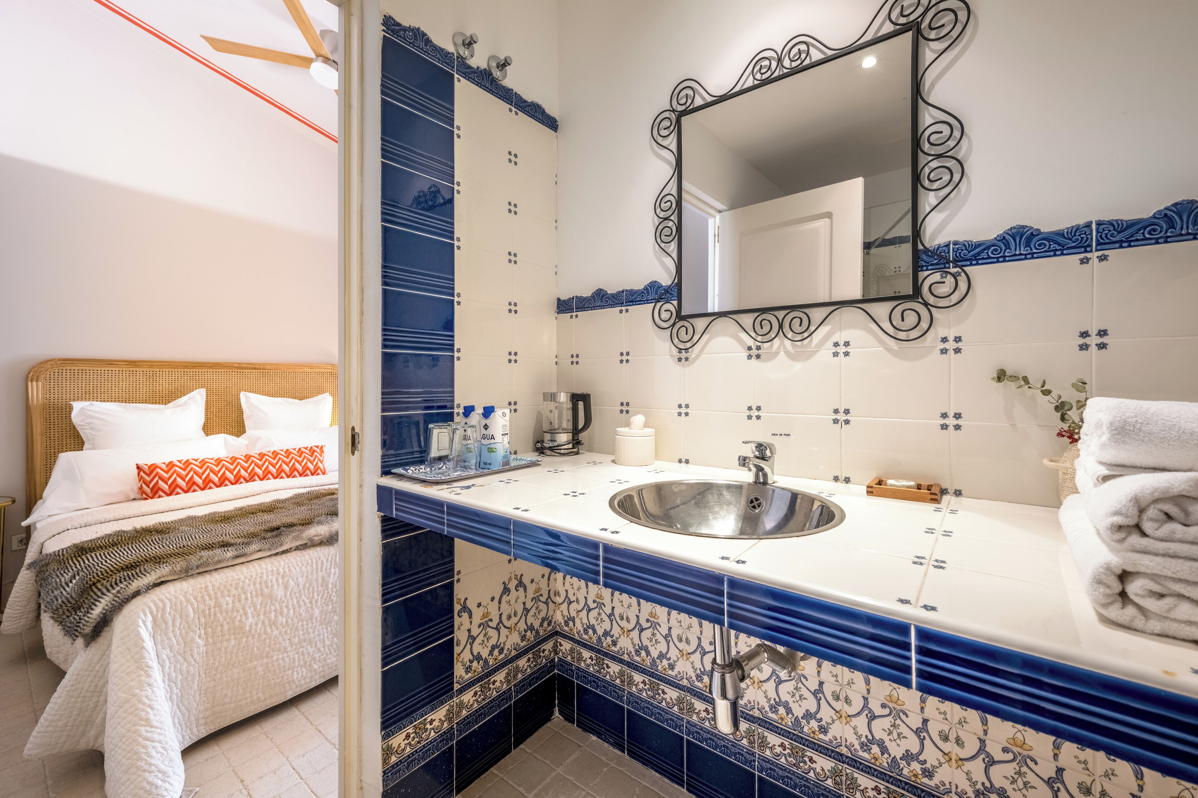 comfort double room, 1 queen bed, ensuite, garden view (nube) | bathroom | shower, rainfall showerhead, free toiletries, towels