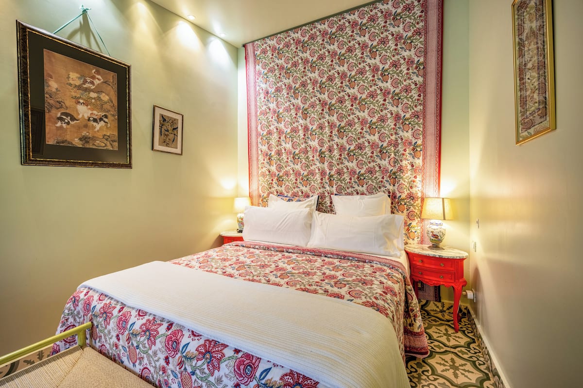 Ropa de cama de alta calidad, colchones con pillow-top y escritorio
