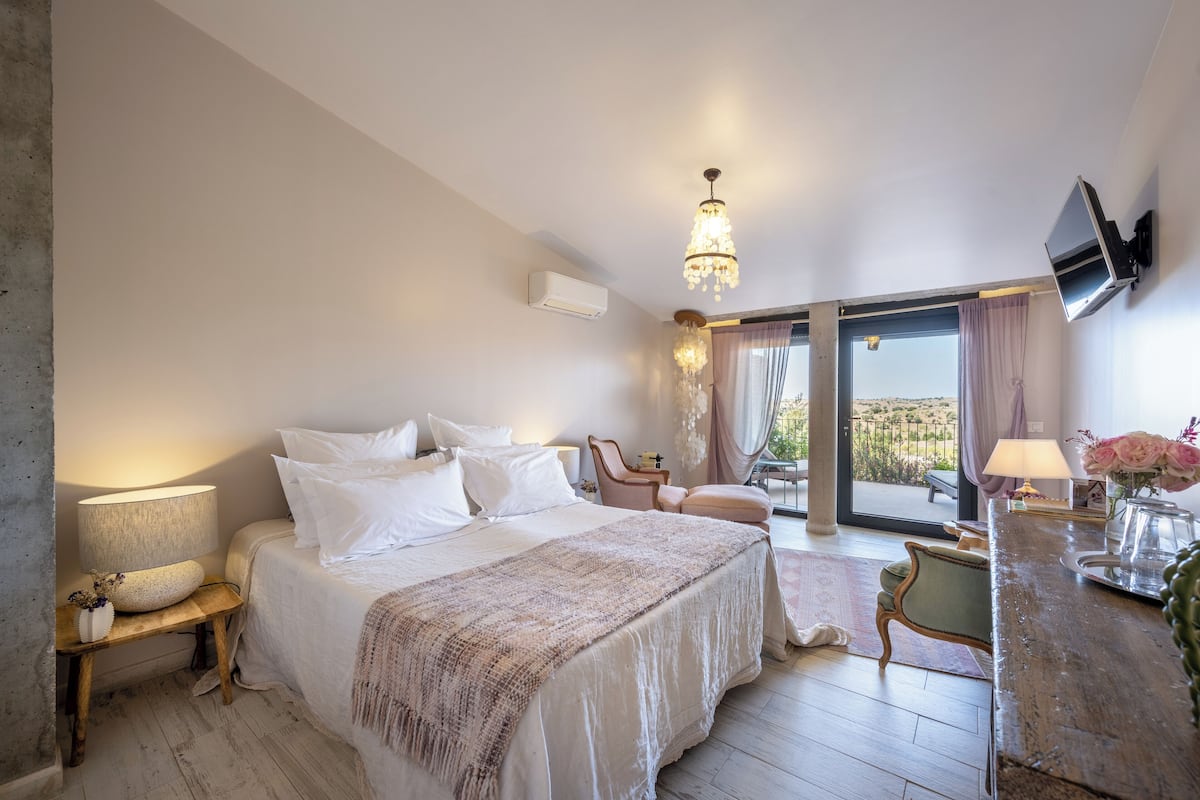 Ropa de cama de alta calidad, colchones con pillow-top y escritorio