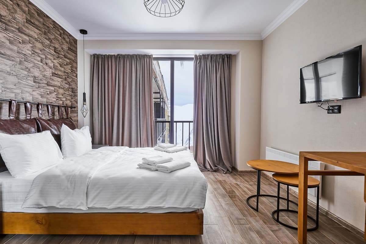 Ropa de cama de alta calidad y caja de seguridad en la habitación