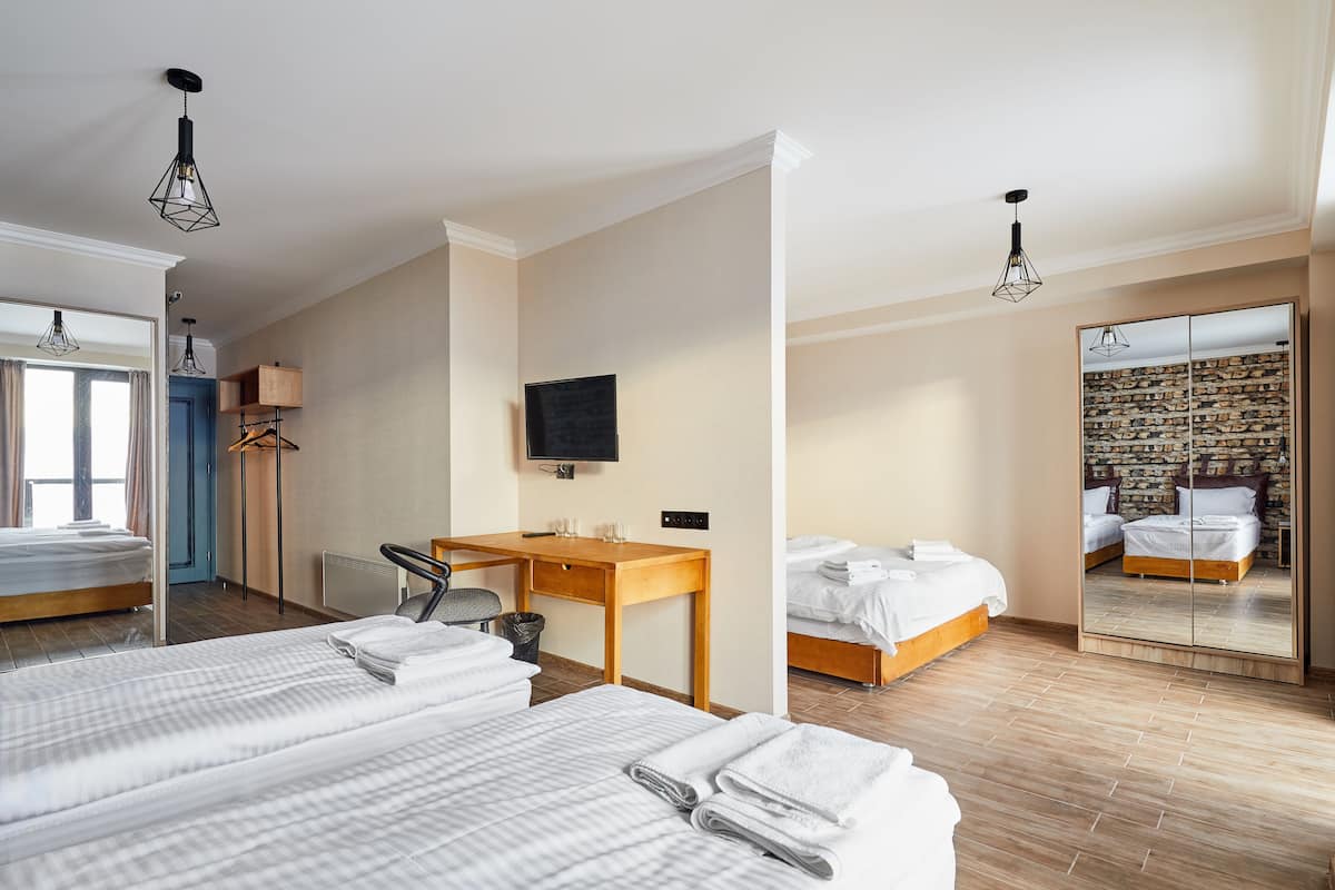 Suite junior | Ropa de cama de alta calidad y caja de seguridad en la habitación