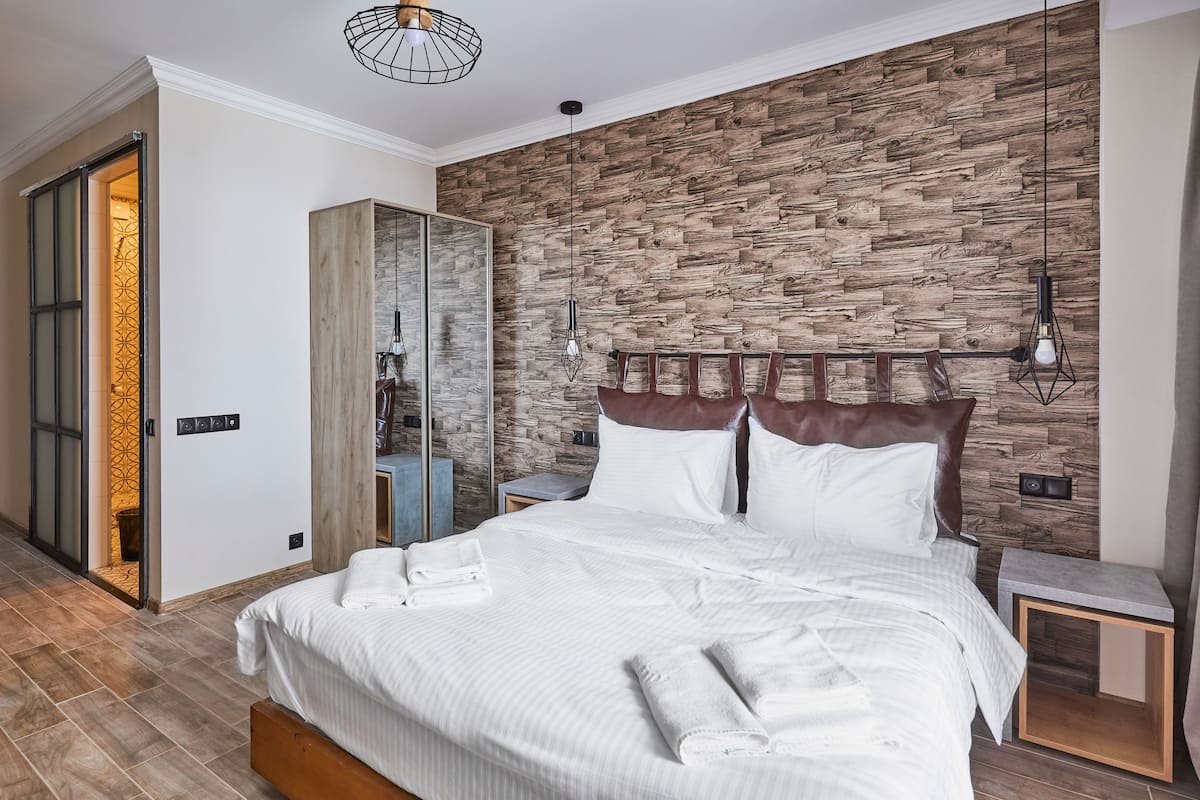Ropa de cama de alta calidad y caja de seguridad en la habitación