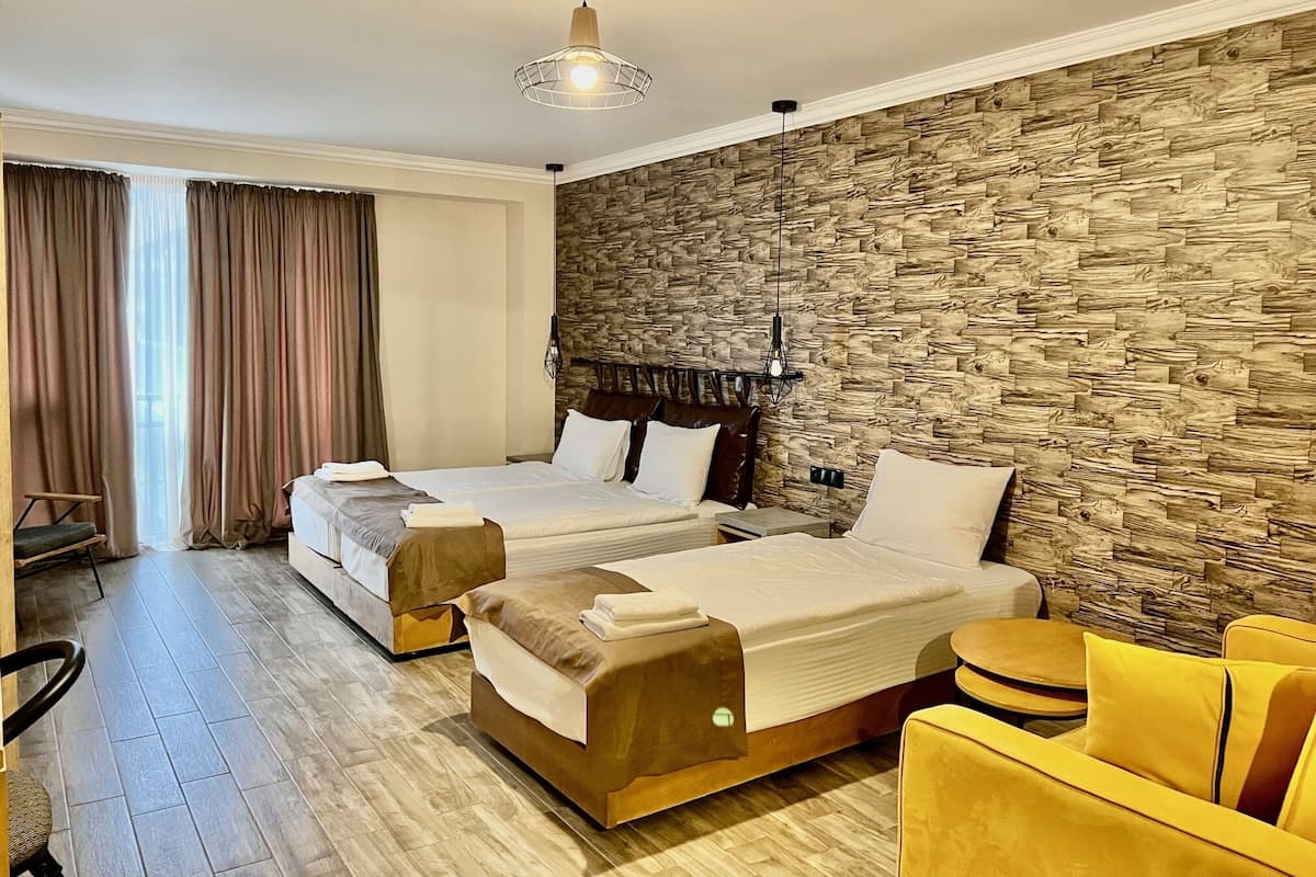 Habitación triple ejecutiva | Ropa de cama de alta calidad y caja de seguridad en la habitación