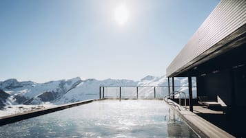 Innenpool, geöffnet von 10:00 Uhr bis 22:00 Uhr, Cabañas (kostenlos)