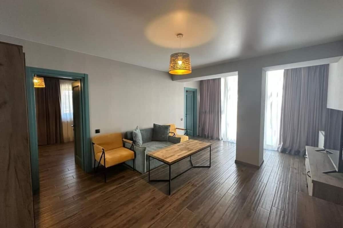 Family Room XL | Ropa de cama de alta calidad y caja de seguridad en la habitación
