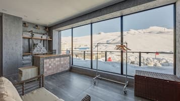 Sauna, hot tub, steam room, hydrotherapy, hot stone massages