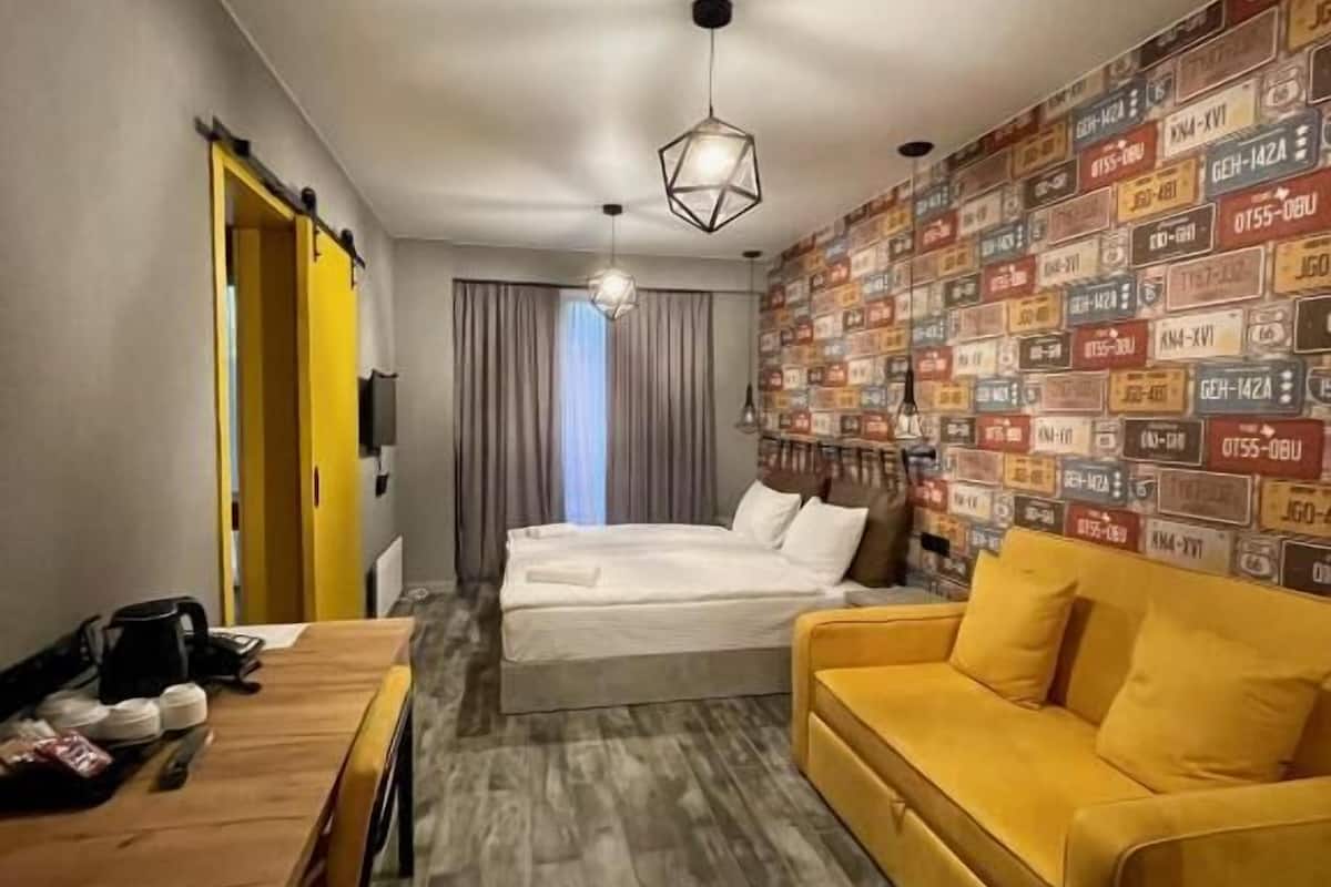 Ropa de cama de alta calidad y caja de seguridad en la habitación